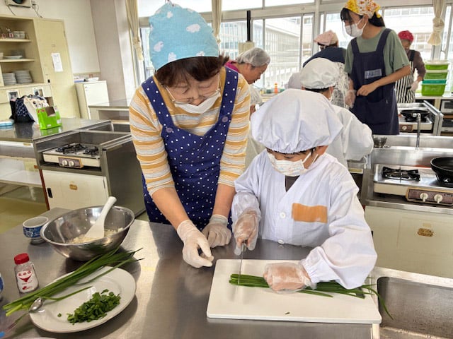 写真11にらせんべい