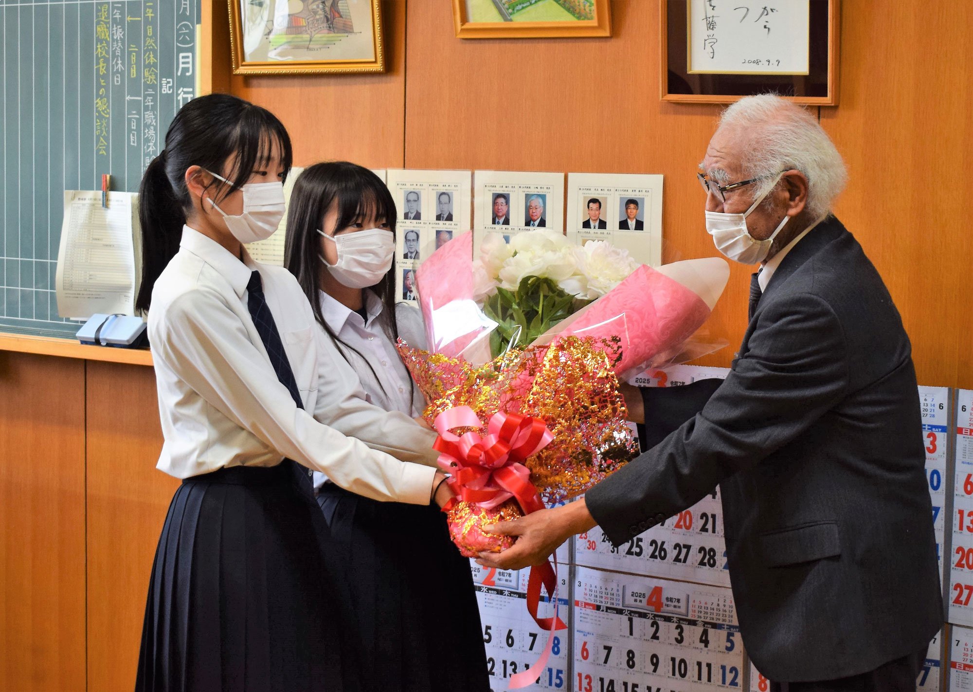 市内学校へシャクヤク贈呈s