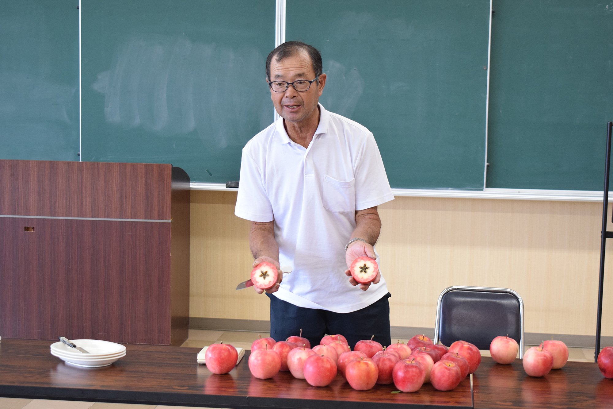 赤果肉りんご検討会 写真