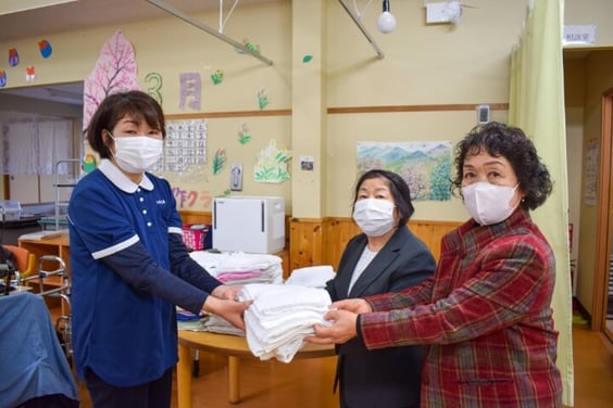 JA女性部が介護施設に雑巾を寄贈