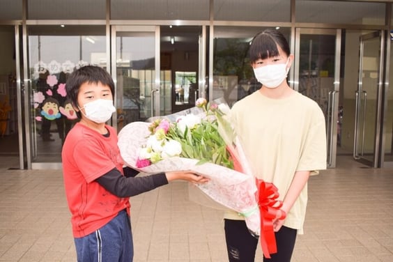 花束を贈呈