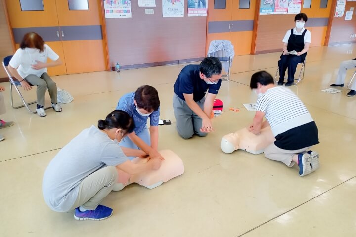 健康・介護予防教室でAEDの使い方を学ぶ