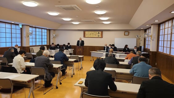 あいさつする依田部会長