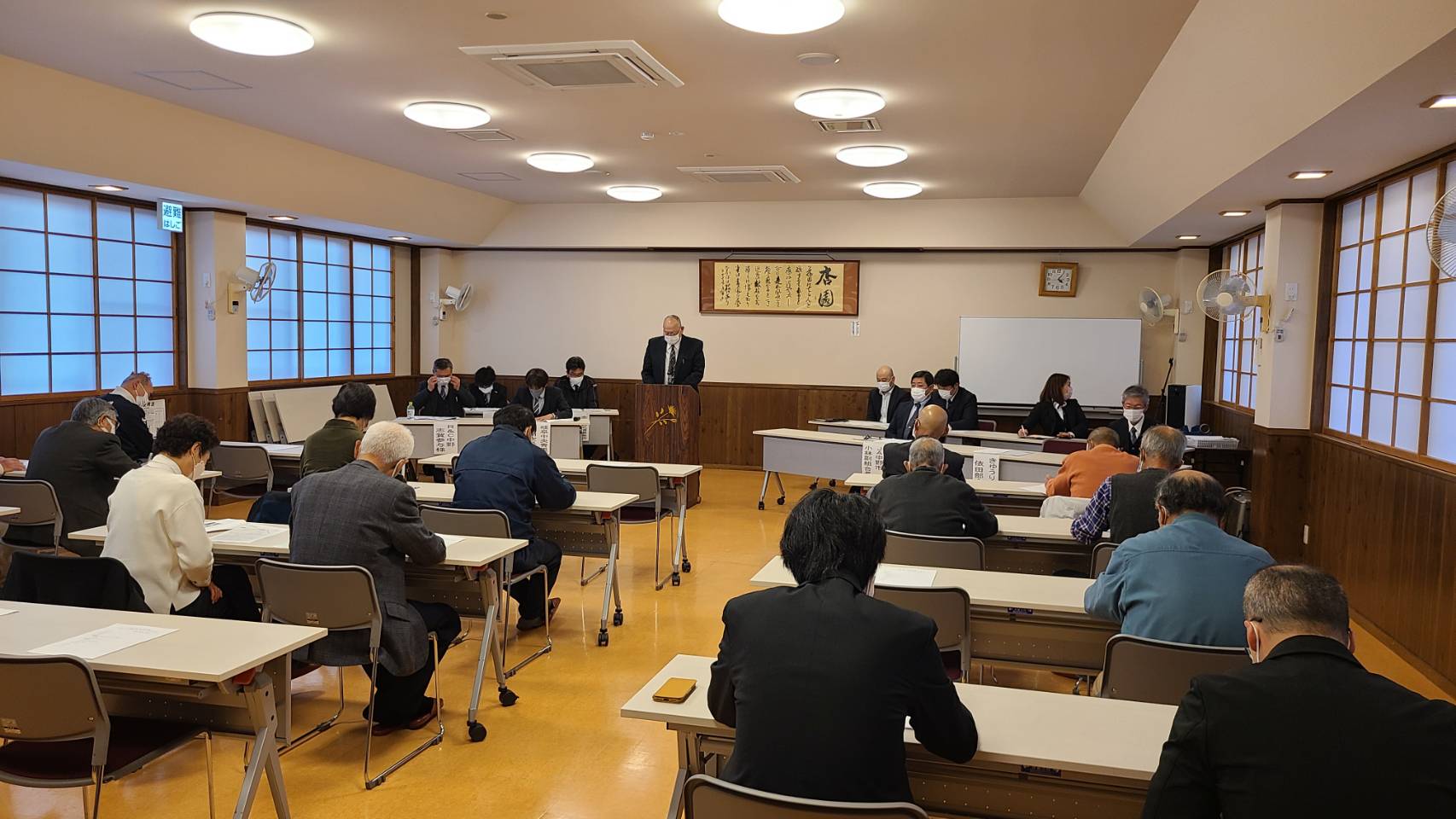 あいさつする依田部会長