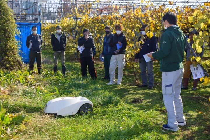 多くの生産者が出席したロボット草刈り機実演会