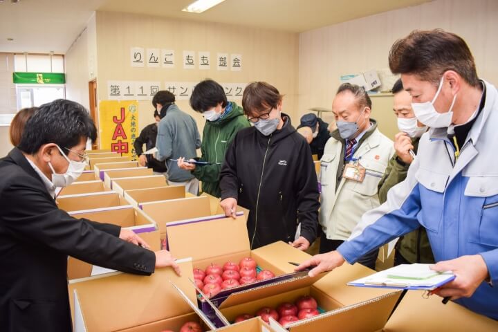 色や玉揃いなどを厳正に審査する審査員