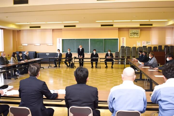 あいさつをする望月組合長