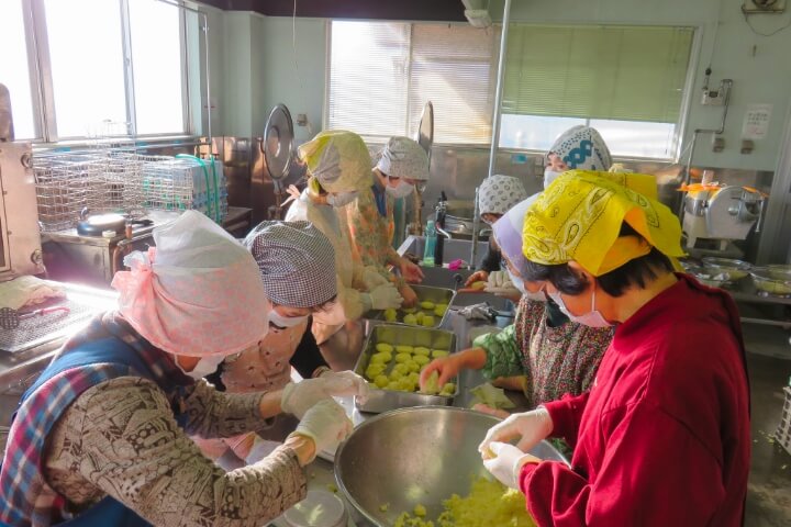 郷土料理を学ぶ部員