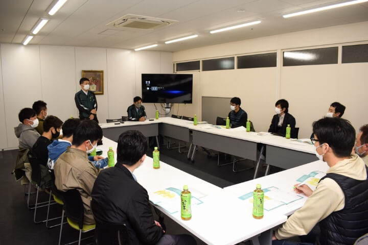 卸売場内を見学する様子