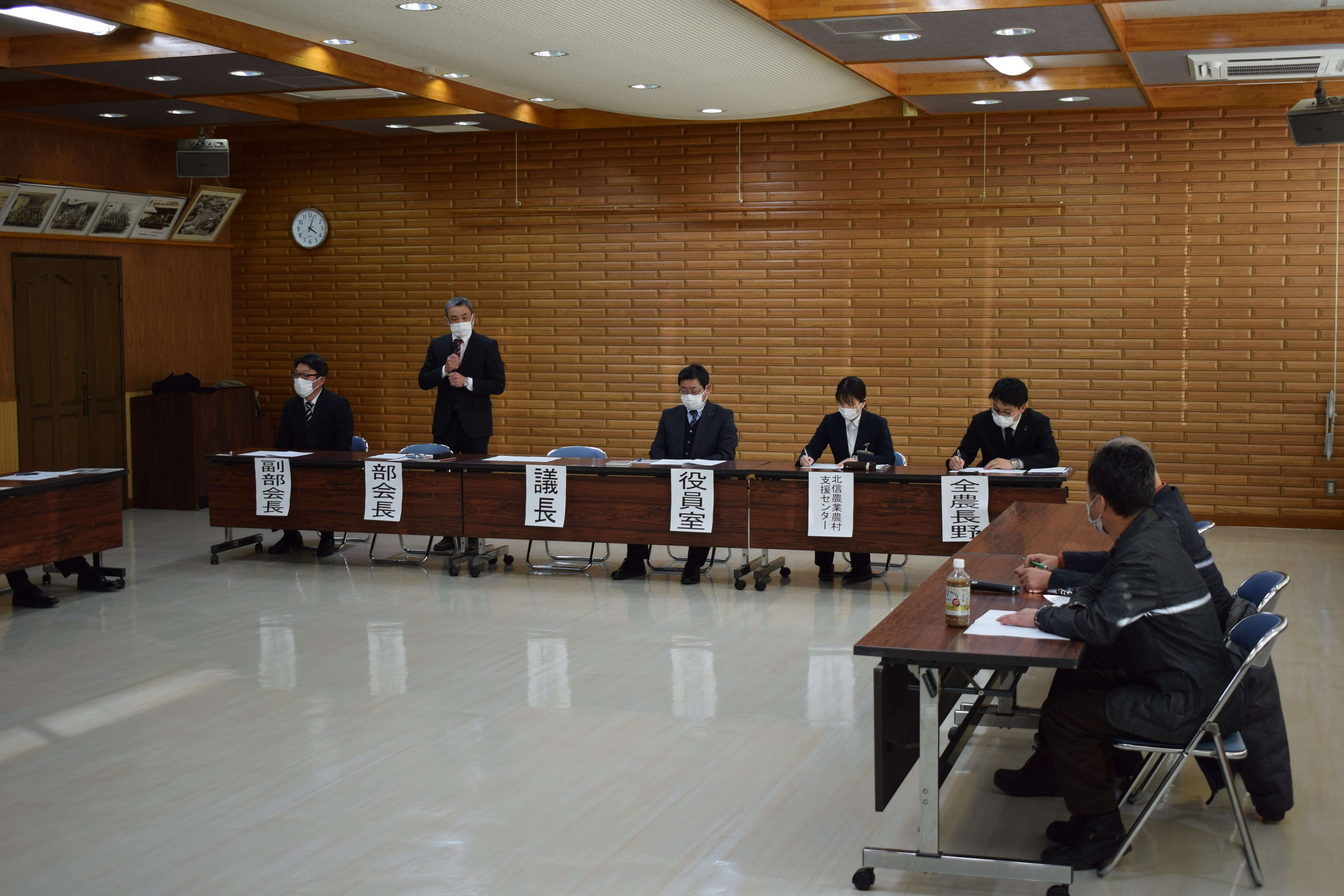 あいさつをする市川部会長