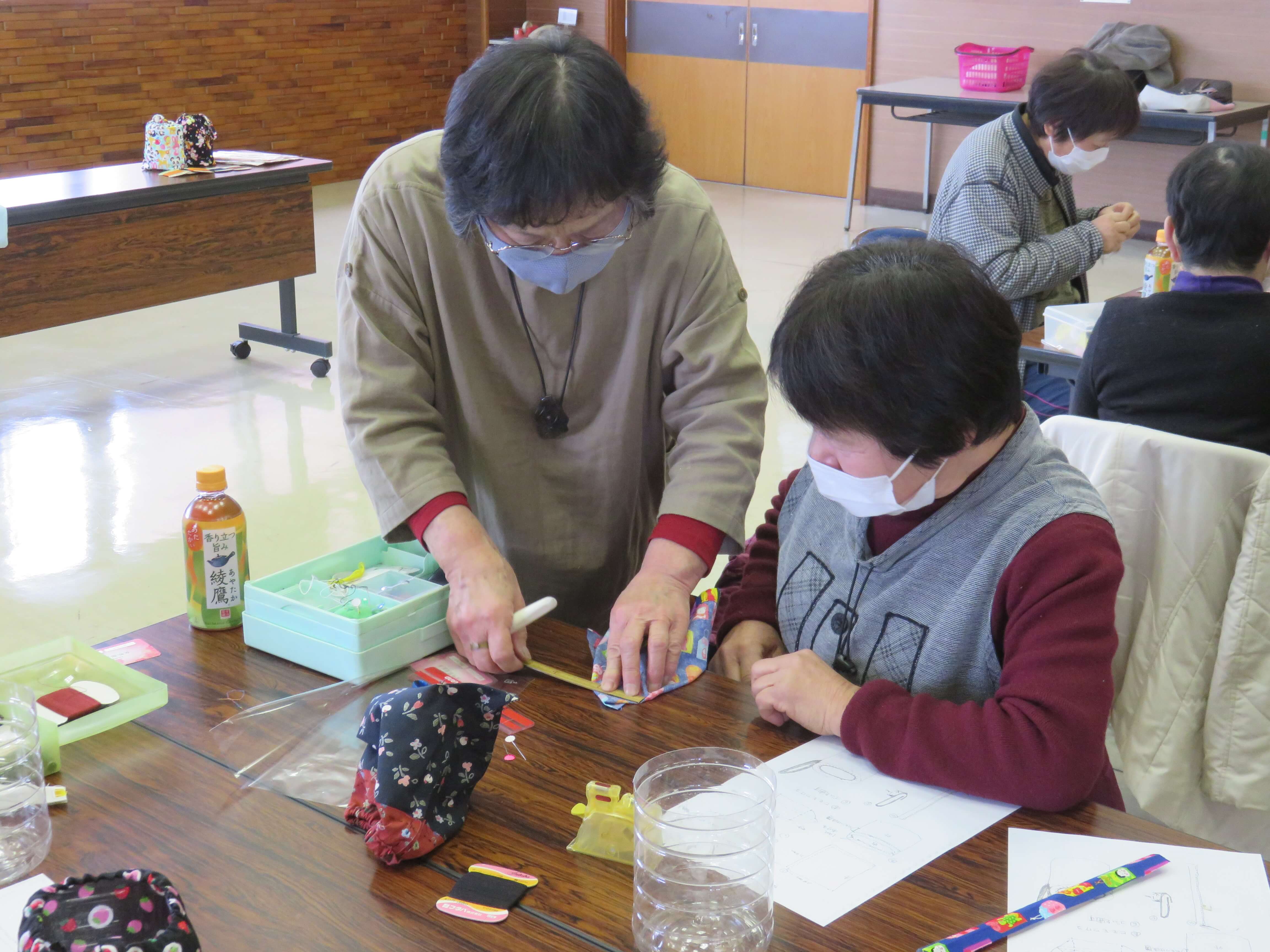 講師から縫い方のポイントを聞く部員