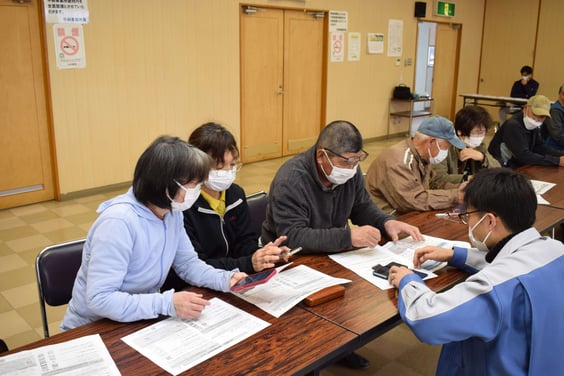 オクレンジャーの操作方法を学ぶ参加者