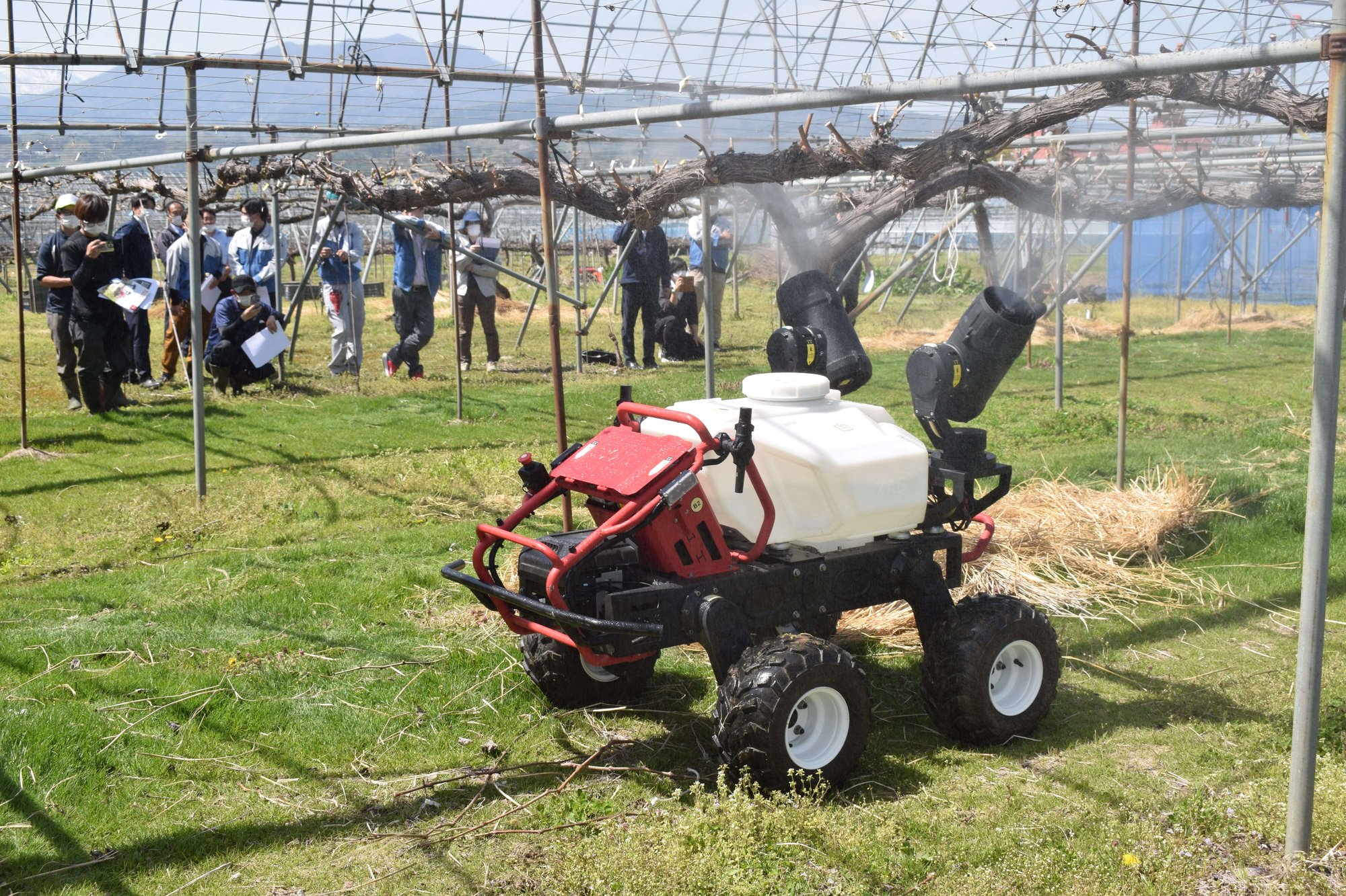 多くの生産者が参加した自動農薬散布機実演会