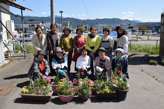 完成した寄せ植えを並べ記念撮影