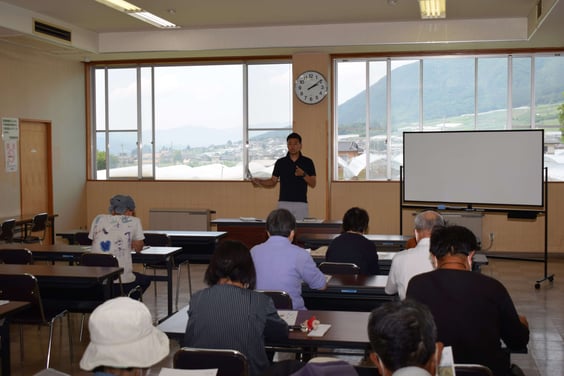 ケイトウの栽培方法を学ぶ生産者