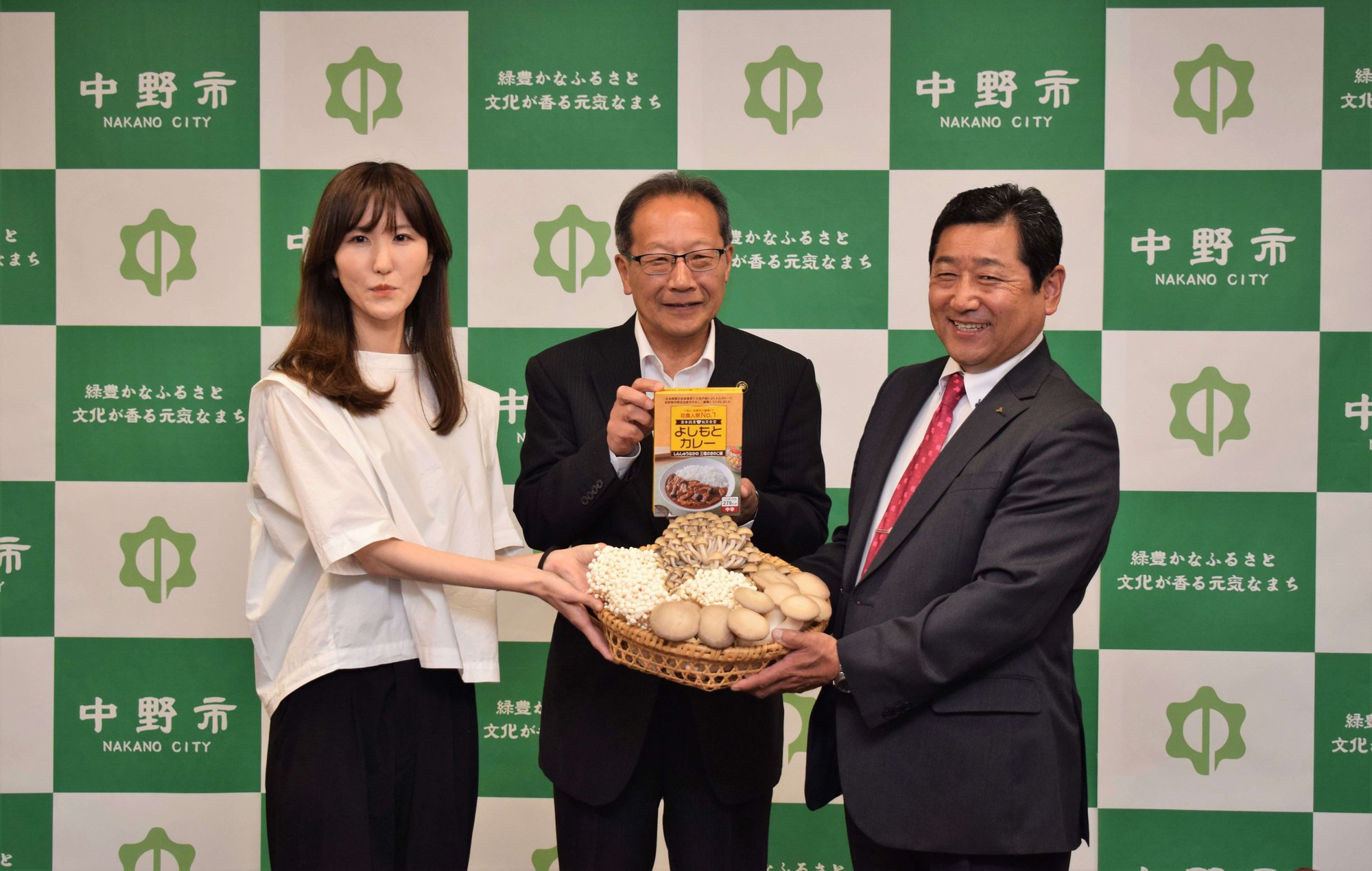 左から、吉本興業長野県担当の森井愛実さん、湯本市長、小林社長