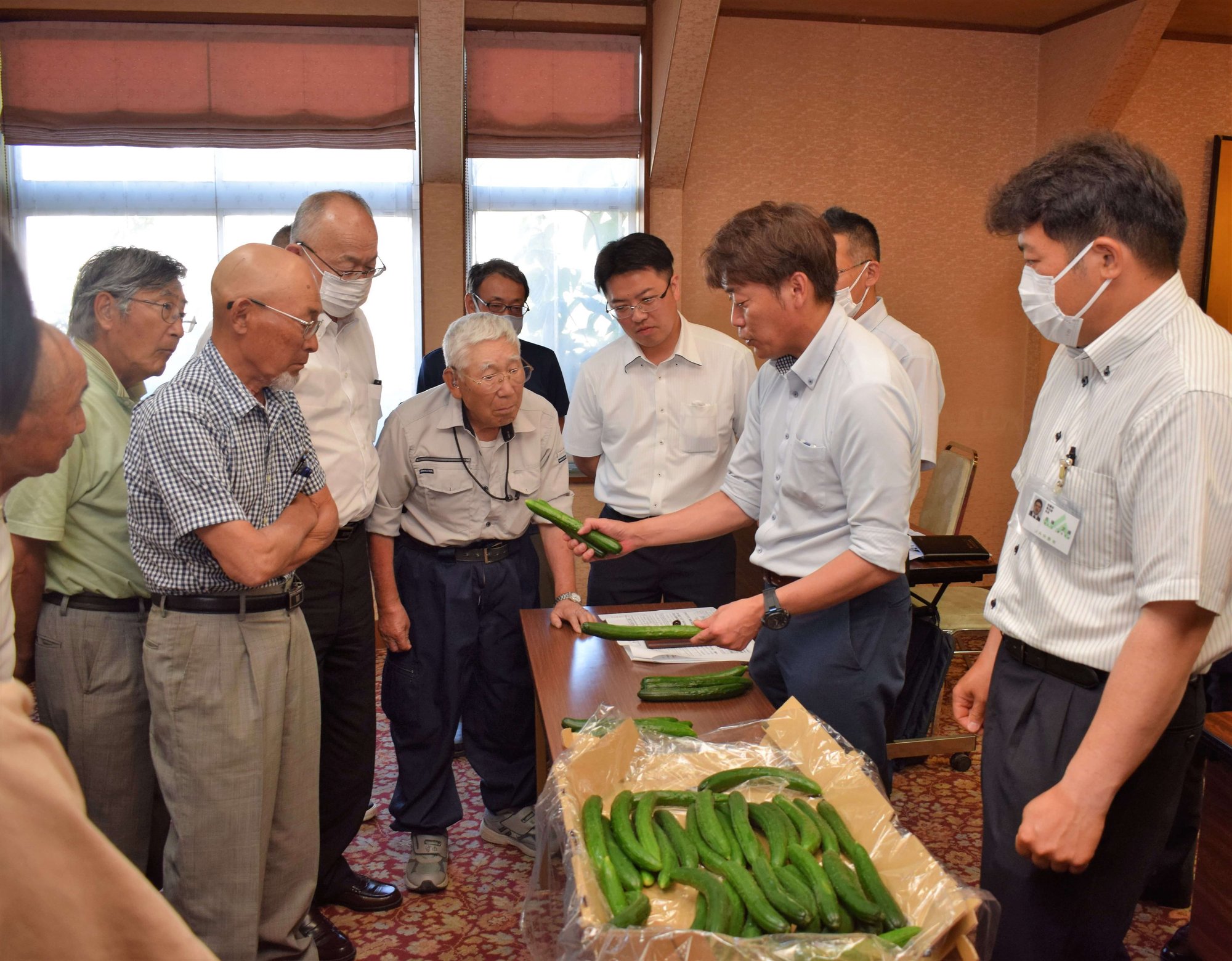 目揃え会にて、出荷規格を確認する部会員