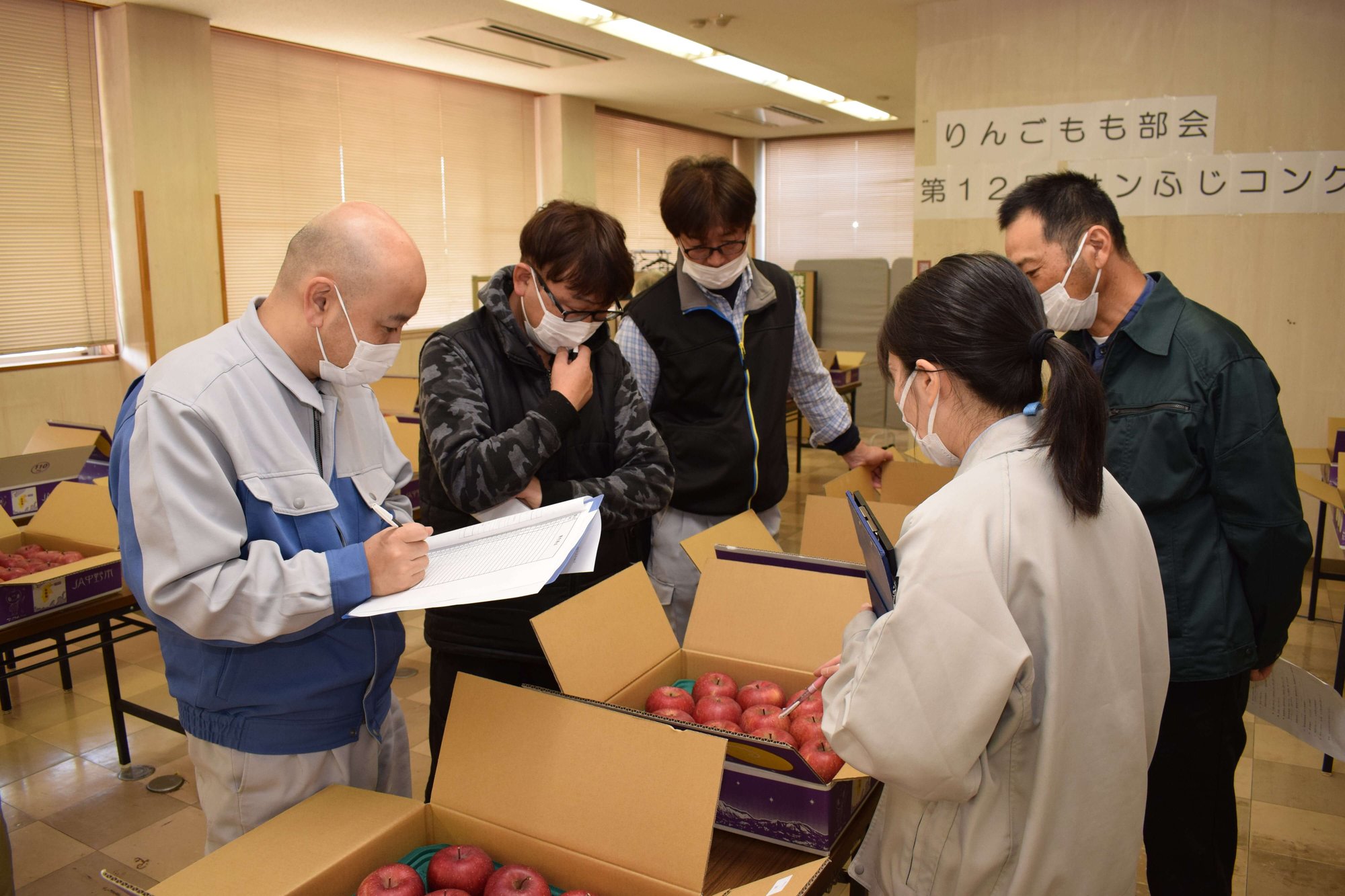 着色や玉揃いなどを厳正に審査する審査員