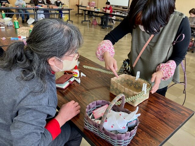 講師から編み方を教わる部員