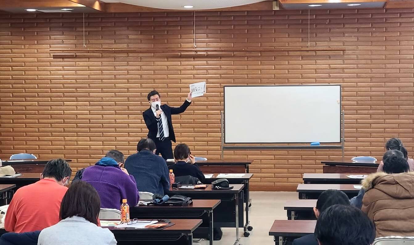 投資信託について真剣に学ぶ参加者