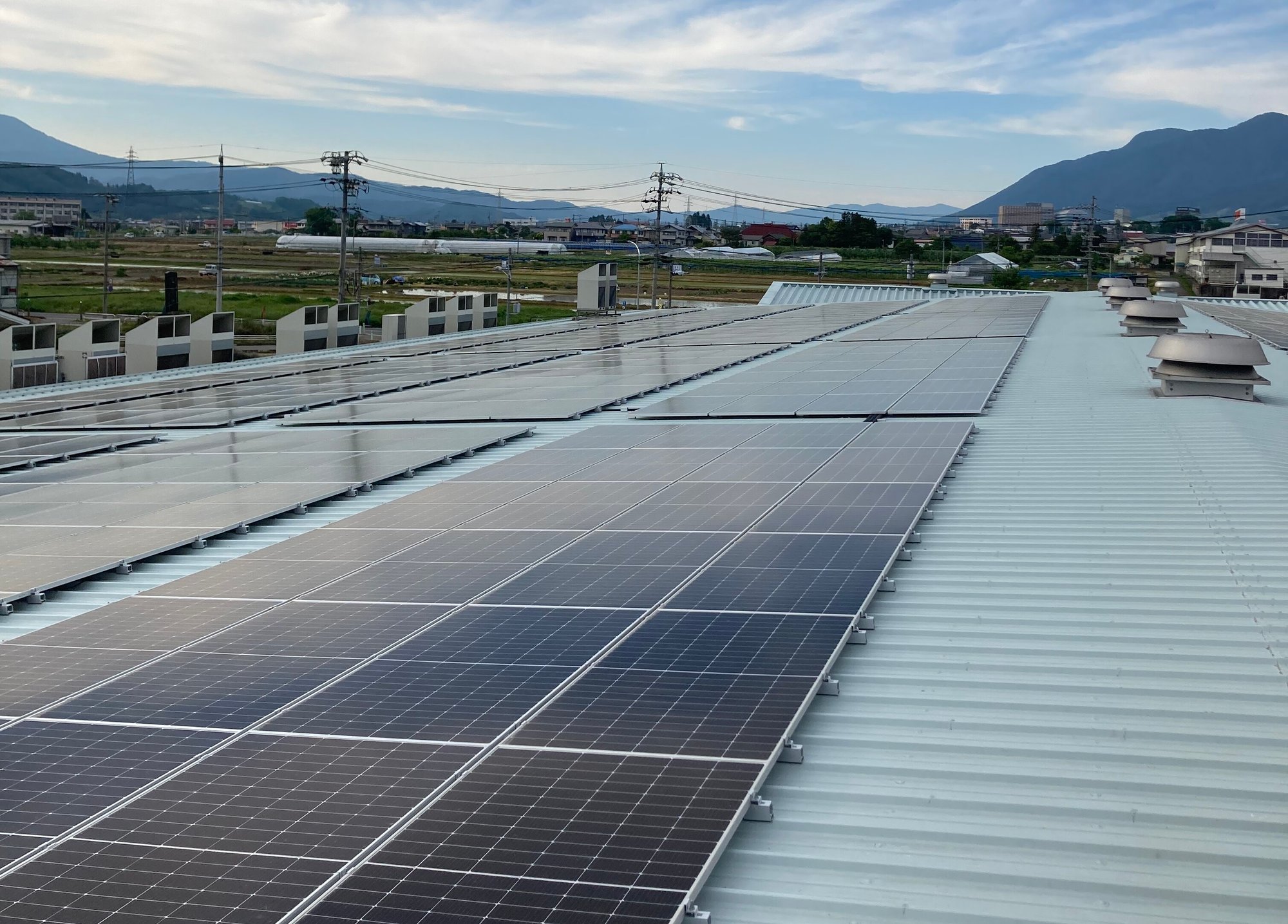 種菌センターに設置された太陽光発電設備