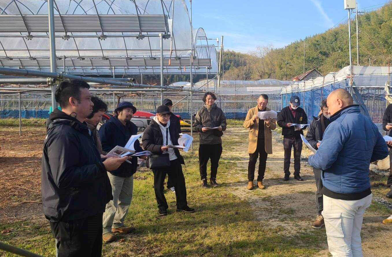 ぶどう園地にて長梢栽培やハウス組み立て等を学ぶ盟友